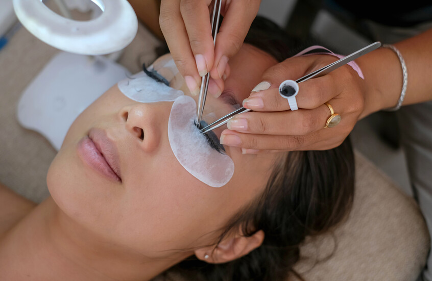 مخاطر صحية يمكن أن تسببها الرموش الاصطناعية