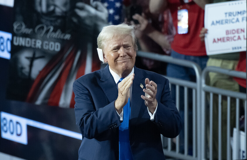 بالفيديو.. أنصار ترامب يضعون ضمادات على آذانهم في مؤتمر الحزب الجمهوري