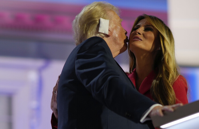 قبلات ميلانيا وترامب تثير حماس الجمهور في ظل حضور لافت لأفراد عائلته (صور+ فيديو)