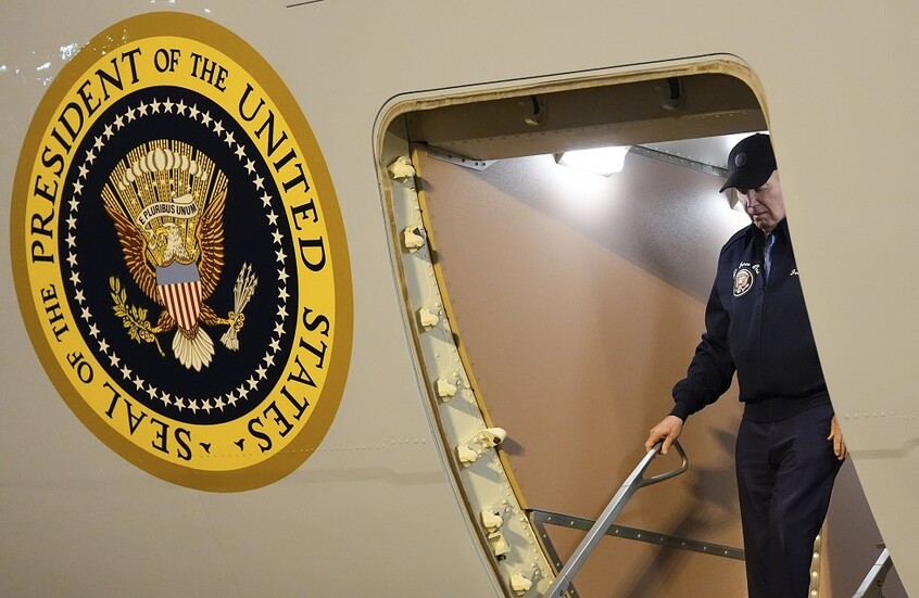 تقرير: بايدن يشعر بالألم وثقل الخيانة بسبب تخلي العديد من أعضاء حزبه عنه