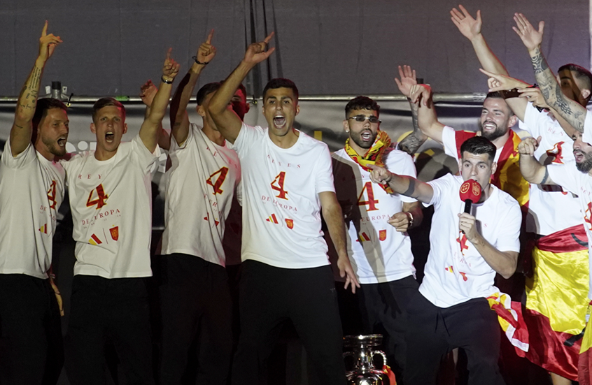 أول قرار لـ"اليويفا" بعد احتفال ثنائي منتخب إسبانيا بكأس أوروبا بالهتاف "جبل طارق إسباني"