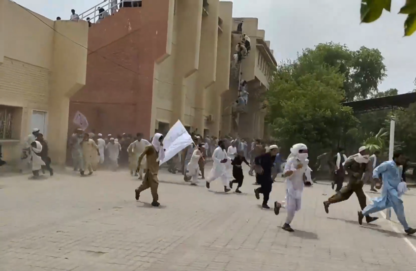 شاهد.. إطلاق نار خلال مسيرة في باكستان