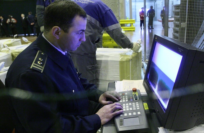 الجمارك الروسية تضبط رمالا مشعّة في أحد مطارات موسكو