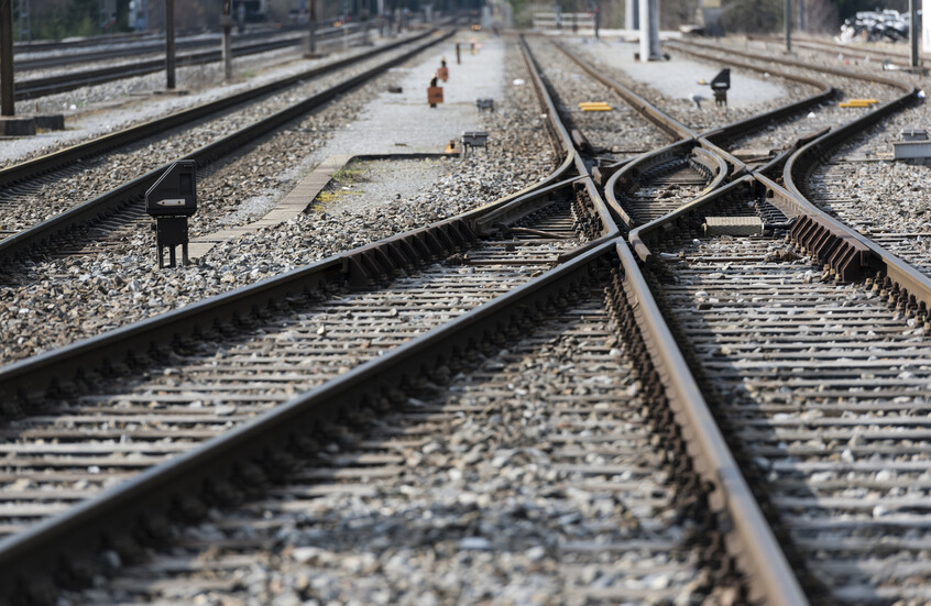 رجل يضحي بحياته لإنقاذ طفلتيه التوأم من على قضبان سكة القطار في واقعة مأساوية للعائلة (فيديو)