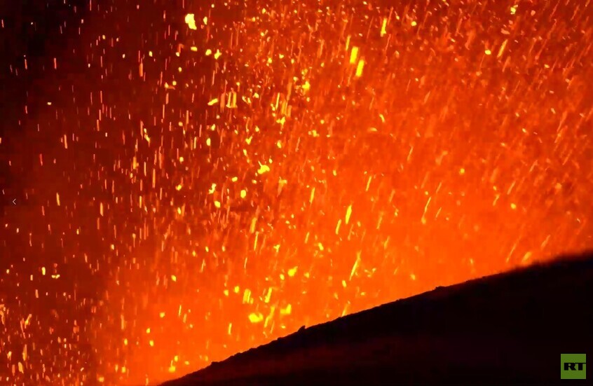 ثوران بركان جبل إتنا يجذب أنظار سكان جزيرة صقلية