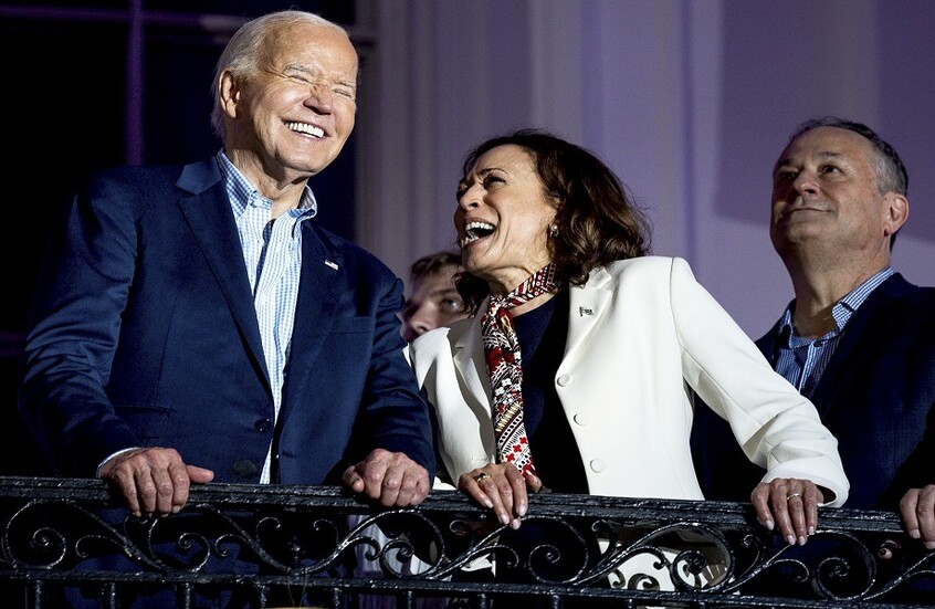 ترامب يشير إلى من يدير أمريكا حاليا