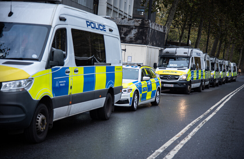 بريطانيا.. اعتقال شاب طعن جنديا عند ثكنة عسكرية (فيديو)