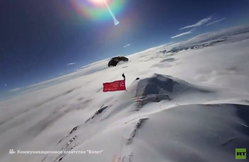 راية النصر السوفيتية ترفرف عاليًا فوق سماء أوروبا