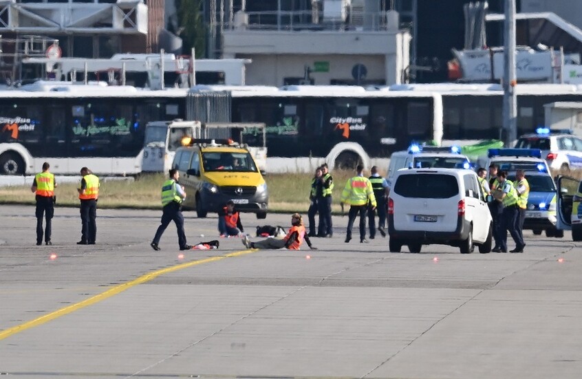 مطار فرانكفورت يستأنف حركة الملاحة بعد احتجاج ناشطين بيئيين على المدرج (صور)