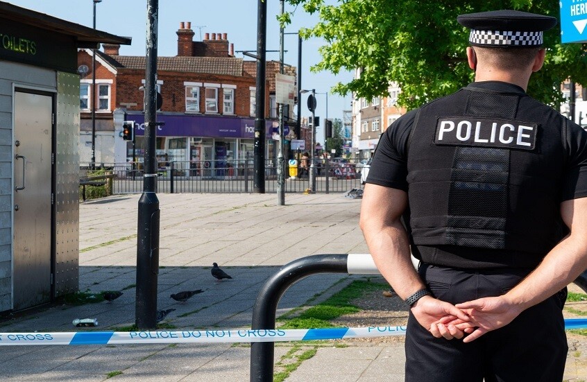 توقيف شرطي بريطاني ركل رجلا كان مستلقيا في صالة مطار مانشستر وداس على رأسه