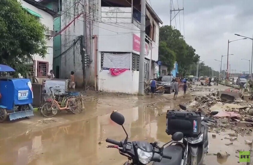 سكان الفلبين يواجهون تحديات في مكافحة آثار الفيضانات المدمرة