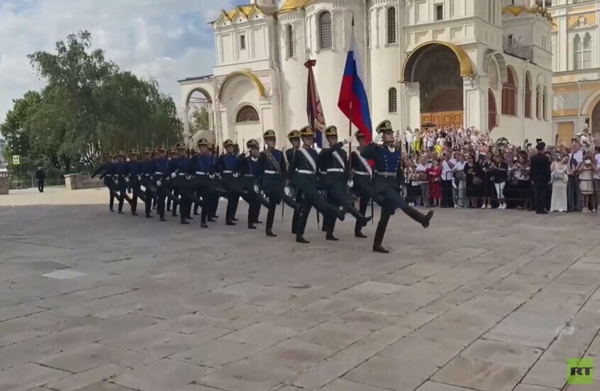 جنود فوج الرئاسة الجدد يؤدون قسم الولاء في الكرملين