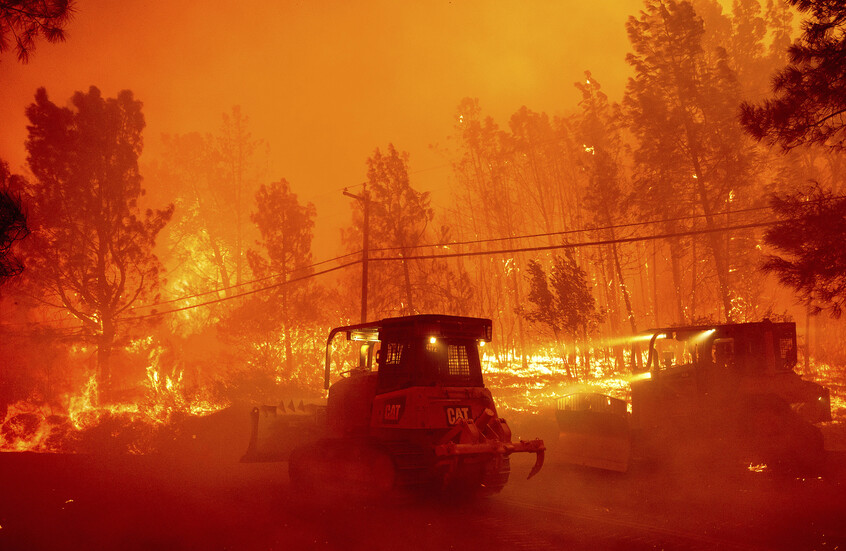 آلاف الأشخاص يغادرون منازلهم جراء حرائق الغابات في كاليفورنيا