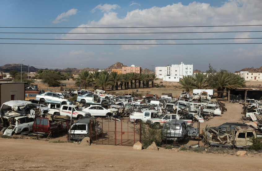 قتلى ومصابون جراء تصادم 13 سيارة بالسعودية (فيديو)