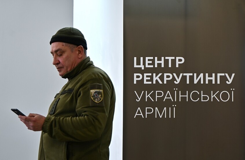 توقفت للتزود بالوقود فانتهزوا الفرصة.. أوكرانيون يهربون من سيارة التعبئة للتجنيد (فيديو)