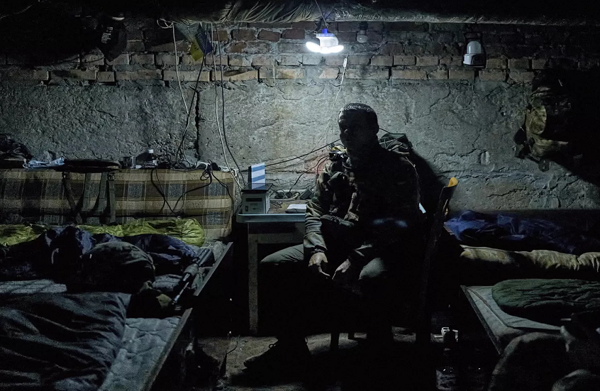 ضابط أوكراني ساخرا: "من يريد كهرباء فليتعاقد مع الجيش"!