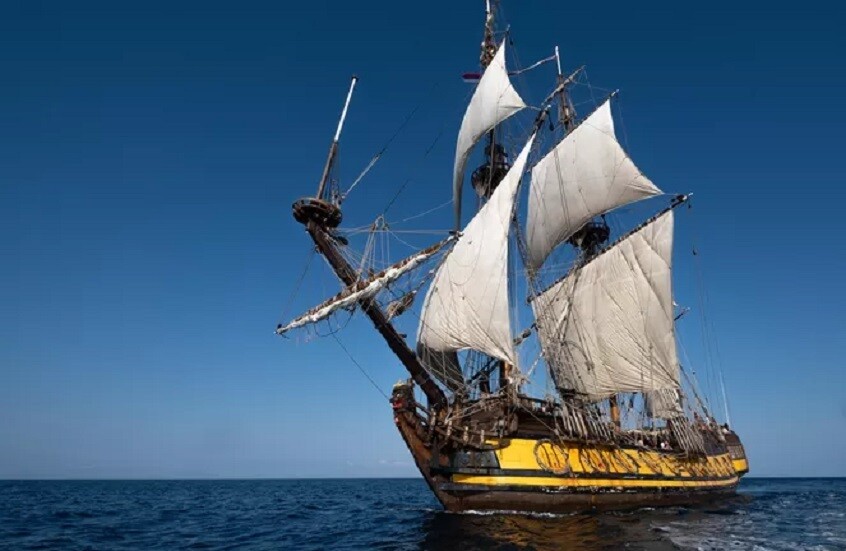 مواطنون إسبانيون يقدمون مياه الشرب لطاقم فرقاطة روسية