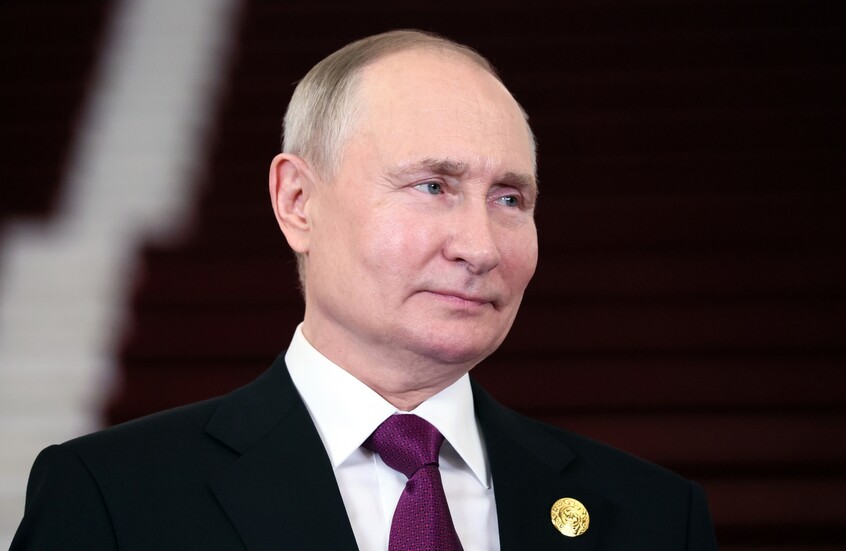 بوتين يشارك قادة القوات البحرية الروس والأجانب كأسا من الشمبانيا بمناسبة يوم البحرية (فيديو)