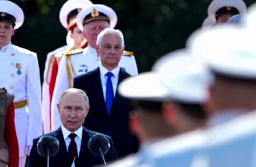 موقف لافت لبوتين مع ضيف كسر صدفة كأس شمبانيا في احتفال البحرية الروسية (فيديو)