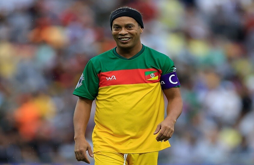 غضب في ليبيا من مشاركة اللاعب رونالدينيو في مهرجان صيف بنغازي بسبب ظهوره حاملا العلم الإسرائيلي