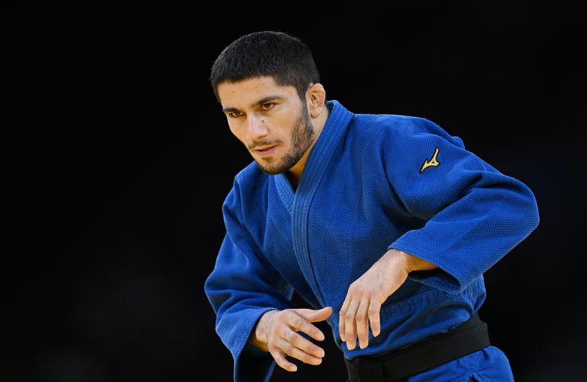 لاعب جودو من طاجيكستان يثير ضجة في أولمبياد باريس بتصرفه مع منافس إسرائيلي