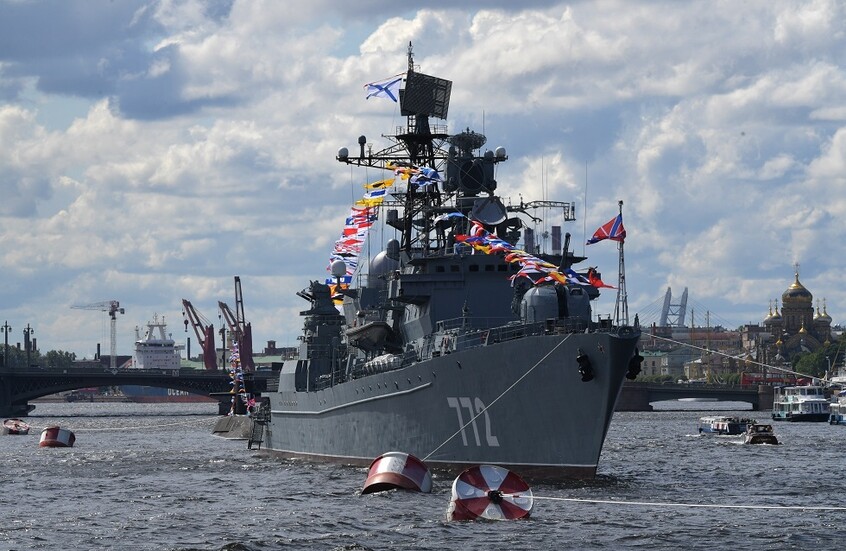 مئات الكوبيين يقفون في طابور طويل للصعود ومشاهدة سفينة "نيوستراشيمي" الروسية في ميناء هافانا (فيديو)