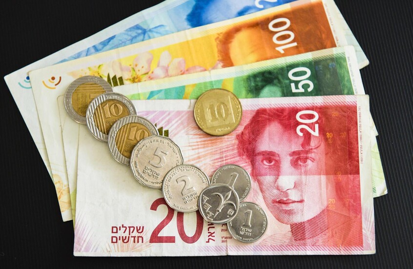 العملة الإسرائيلية عند أدنى مستوى في نحو شهر