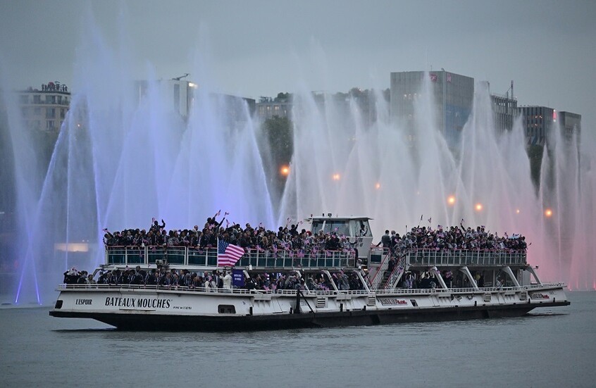 على أنغام روسية.. حاملة علم أمريكا تنتقد الأوضاع في القرية الأولمبية