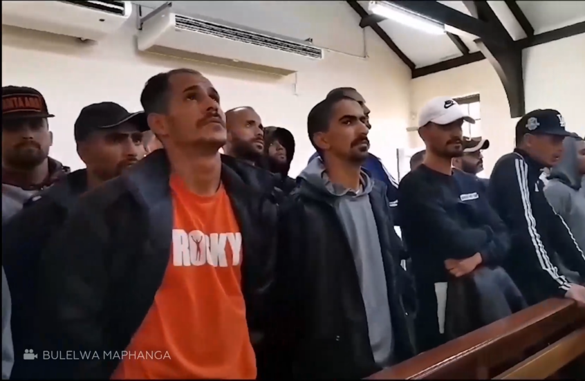 95 مواطنا ليبيا يمثلون أمام محكمة في جنوب إفريقيا بعد مداهمة معسكر عسكري سري