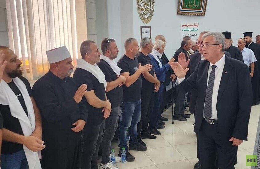 السفير الروسي لدى إسرائيل يقدم العزاء لعائلات ضحايا مجدل شمس (فيديو)