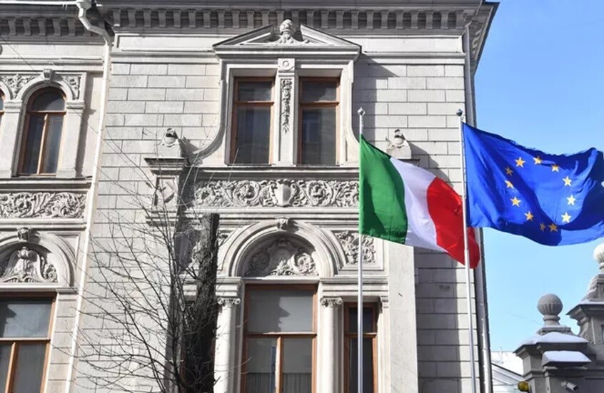 شارب ضخم ومصادفات عجيبة جمعت بين الملك وأحد رعاياه!