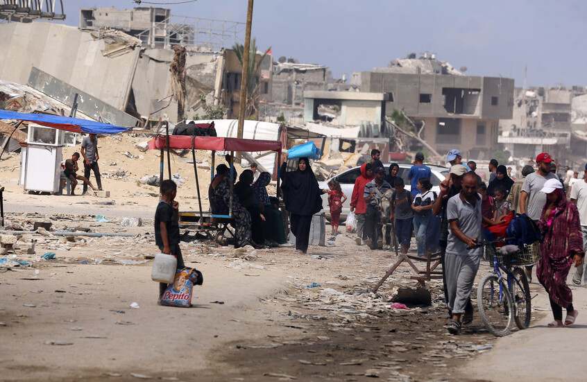 مراسلنا: مقتل 12 فلسطينيا بقصف مزدوج استهدف منزلين بمخيم البريج وعربة لنقل الجرحى بالنصيرات