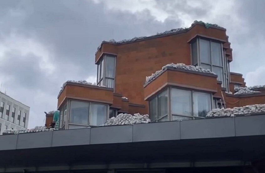 السفارة الفرنسية في موسكو تكشف "لغز" ظهور أكياس رمل على سطح مقرها