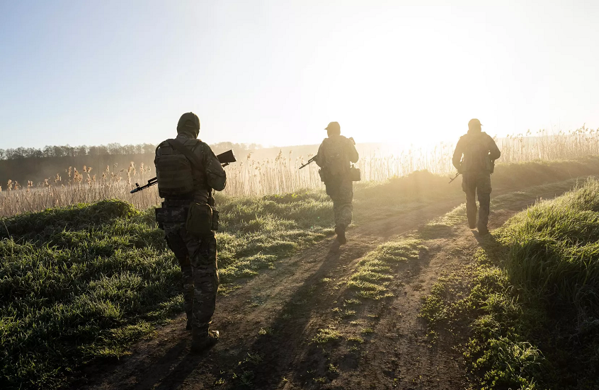 خبير عسكري أمريكي يعلق على استسلام القوات الأوكرانية في جبهات القتال