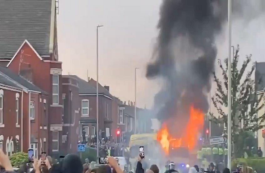 بعد مقتل ثلاثة أطفال في حادثة طعن ساوثبورت.. متعصبون إنجليز يهاجمون مسجدا (فيديو)