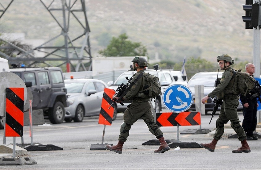 إصابة مستوطن بعملية إطلاق نار وطعن في منطقة الخليل