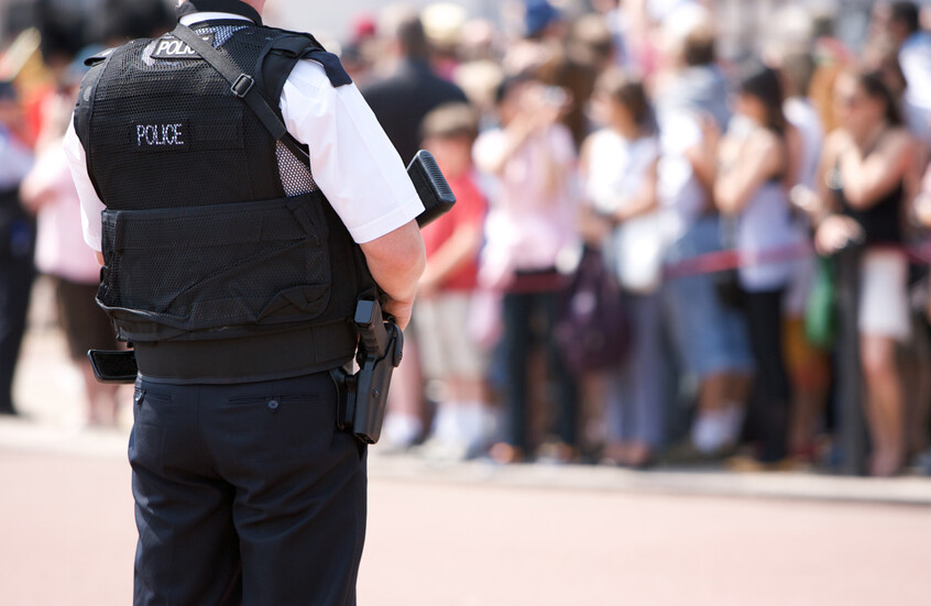 إصابة أكثر من 20 ضابط شرطة في أعمال شغب في بريطانيا (فيديو)