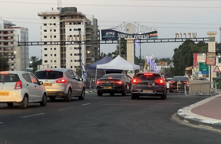 إسرائيليون يوزعون الحلوى في الشوارع ابتهاجا باغتيال هنية