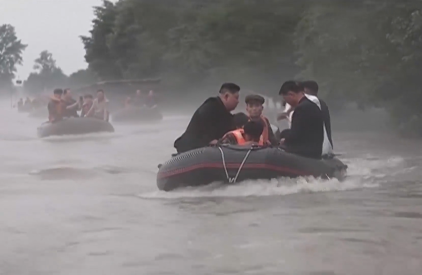 زعيم كوريا الشمالية يتفقد المناطق المغمورة بفيضانات مدمرة على متن قارب صغير