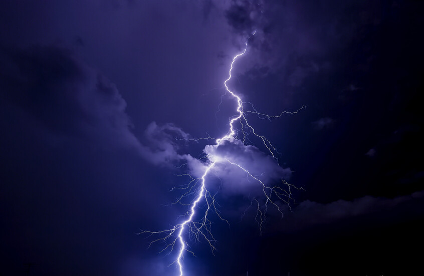 علماء يكشفون دور نوع من البرق في نشأة الحياة على الأرض