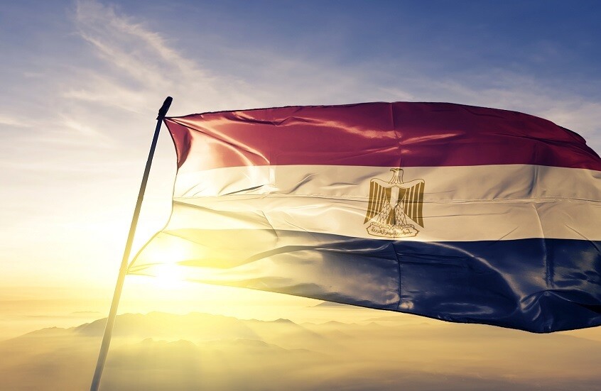 فنانة مصرية تثير الجدل بمنصات التواصل الاجتماعي بسبب فستانها الملفت (صور)