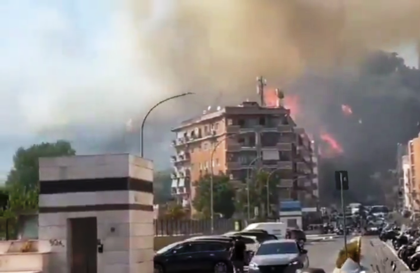 إيطاليا.. اندلاع حريق هائل في روما (صور + فيديو)