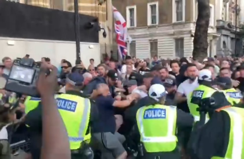 بريطانيا.. اشتباكات بين الشرطة ومتظاهرين أمام مبنى رئاسة الوزراء في داونينغ ستريت (فيديو)