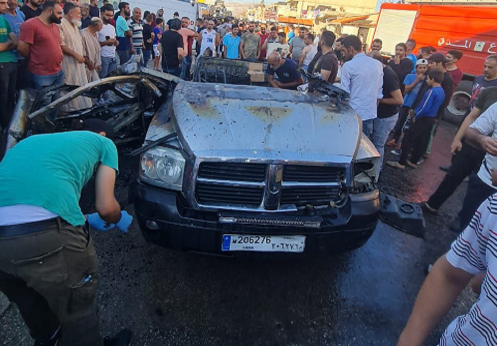 مشاهد توثق استهداف سيارة القيادي في "الجماعة الإسلامية" أبو محمود في البقاع
