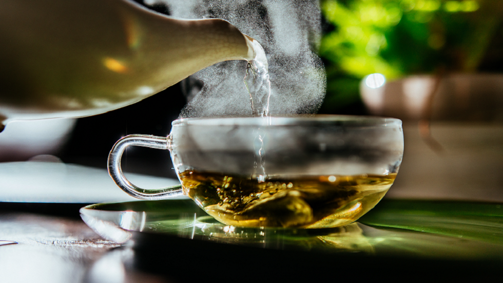 شاي أعشاب شائع يقلل من التوتر والقلق "على الفور"