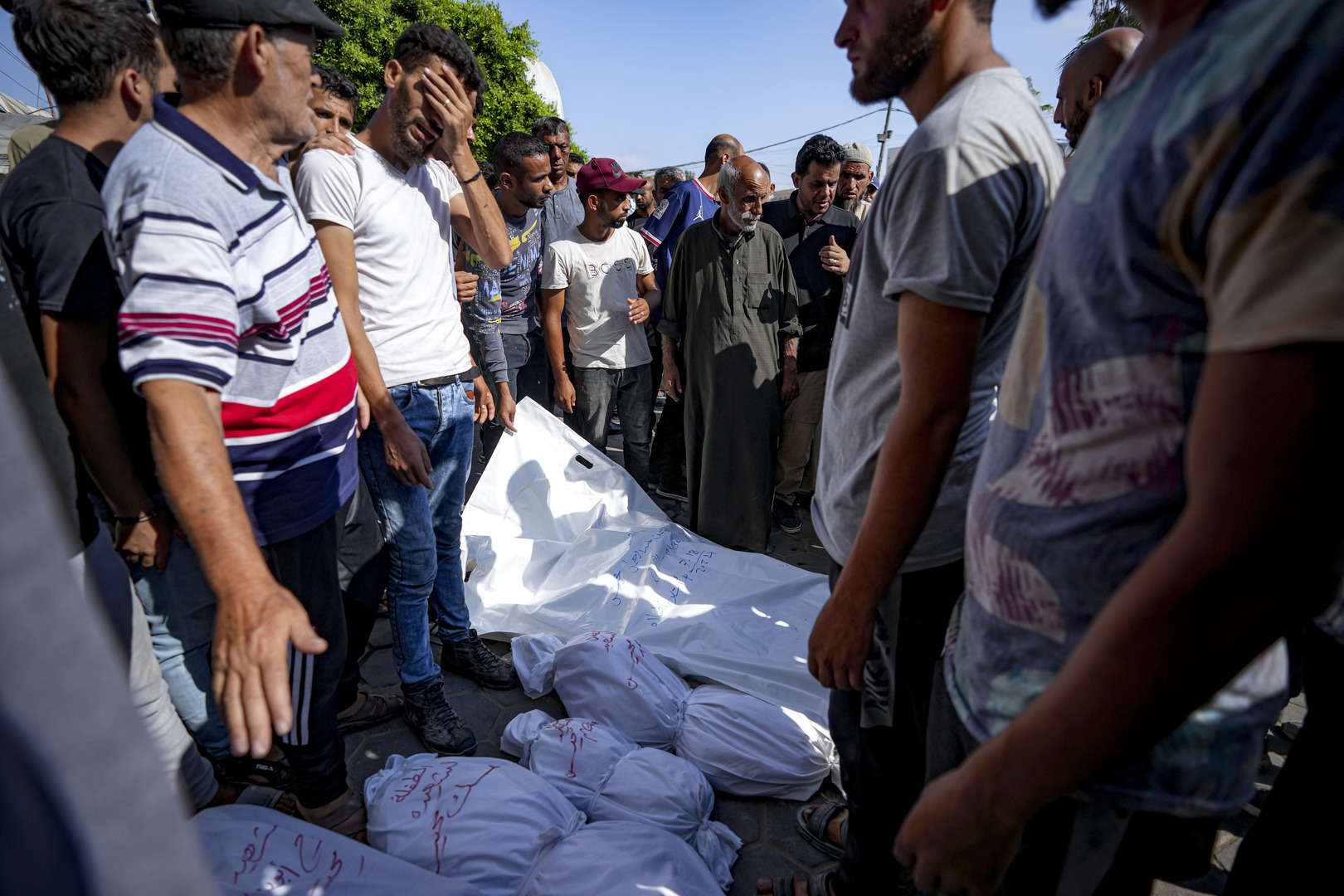 مجمع ناصر الطبي في غزة يناشد الفلسطينيين التبرع بالدم مع استمرار وصول ضحايا القصف الإسرائيلي
