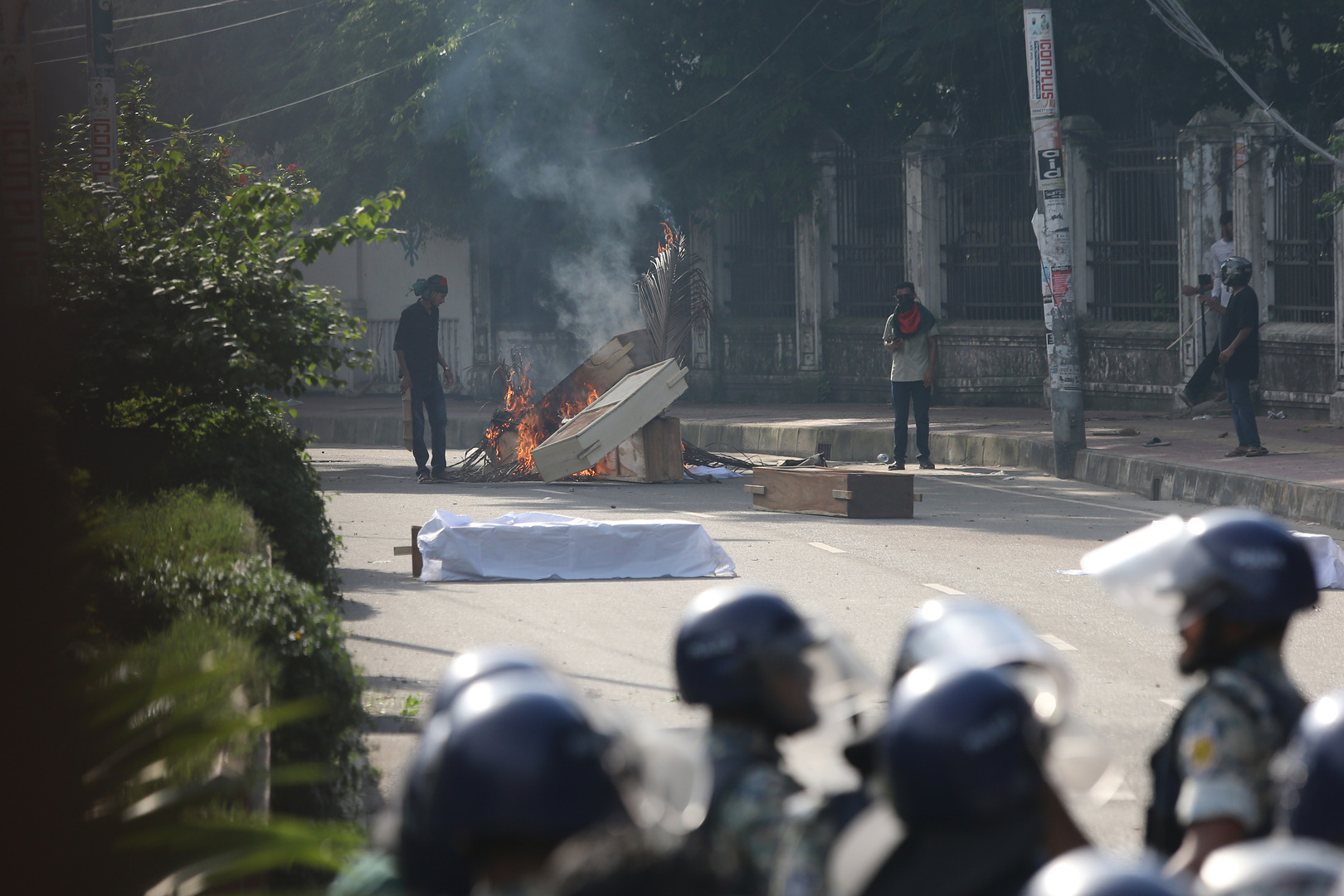مقتل وإصابة المئات بأعمال شغب مستمرة في بنغلاديش (فيديو)