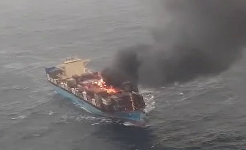 اندلاع حريق ضخم في سفينة شحن قبالة سواحل غوا جنوب غربي الهند (فيديو)