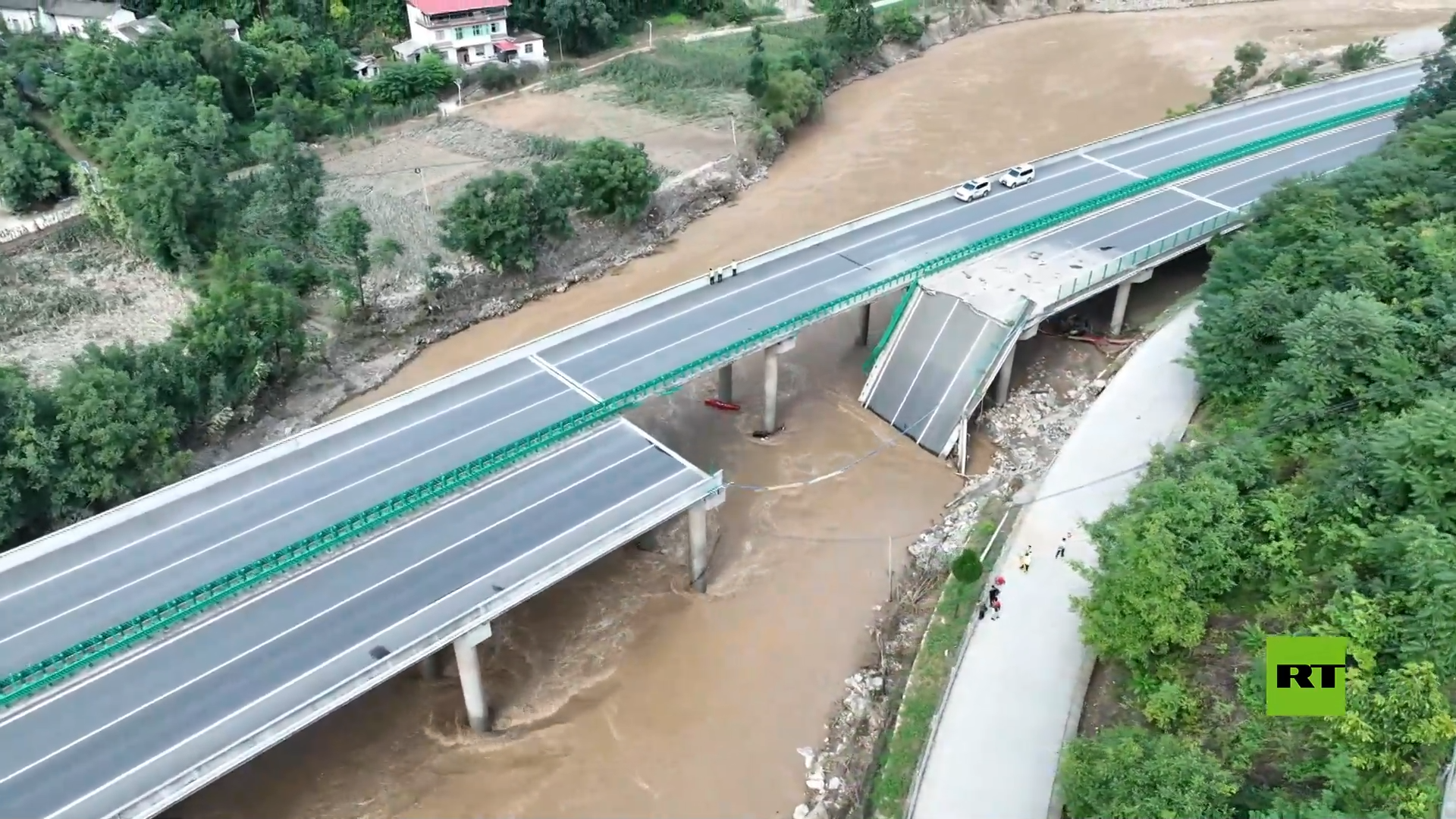 مقتل 11 شخصا بسبب انهيار جسر عملاق في الصين (فيديو)