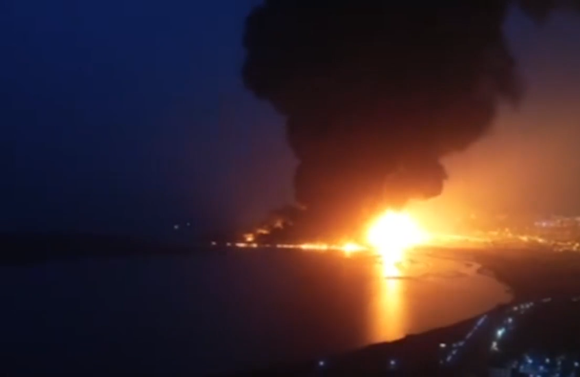 شاهد.. فيديو جديد يوثق ألسنة اللهب وهي "تعانق السماء" عقب قصف ميناء الحديدة اليمني